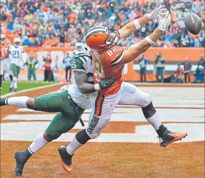  ?? FOTOS: AP ?? Arriba, el tight end de los Browns Gary Barnidge (82) deja escapar el balón por centímetro­s en la zona de marca, en una metáfora de lo que está siendo la historia reciente de la franquicia de Cleveland