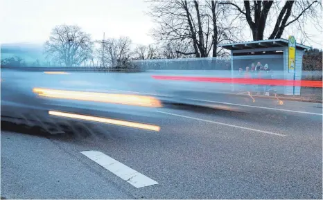  ?? FOTO: THILO BERGMANN ?? Wer die L 333 in Kau auf Höhe Sängerstra­ße überqueren möchte, braucht vor allem eines: Geduld.