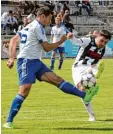  ?? Foto: Hans Eberle ?? Giuliano Manno (rechts) erzielte das 1:1 für den FC Affing; links Dominik Koch vom TSV Rehling.