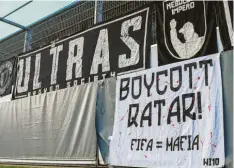  ?? Foto: Eibner-Pressefoto/Alessandro Marciglian­o ?? „Boycott Qatar!“Dieses Banner wird schon seit Wochen bei Spielen der Spatzen vor dem Fanblock aufgehängt.