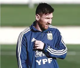  ?? BENJAMIN CREMEL/AFP ?? Messi treina com a Argentina para jogo de hoje, contra a Venezuela