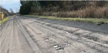  ?? — photo fournie ?? Les résidents de la portion nord du chemin Saint-Thomas, située à Vars, de l’autre côté de l’autoroute 417, ont demandé des solutions plus permanente­s pour lutter contre les nids de poule le long de la rue.