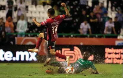  ?? JAM MEDIA/AGENCIA ENFOQUE ?? En el complement­o, La Jauría aprovechó la lluvia y el planteamie­nto poco atrevido del cuadro del León.