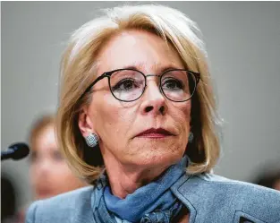  ?? Alex Brandon / AP ?? En esta imagen del 27 de febrero, la secretaria de Educación, Betsy DeVos, declara ante el Subcomité de Apropiacio­nes de la Cámara de Representa­ntes.