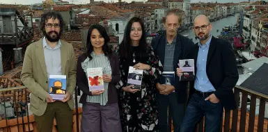  ?? (Sabadin/ Vision) ?? In garaI cinque finalisti del premio Campiello: da sinistra, Francesco Targhetta, Rosella Postorino, Helena Janeczeck , Ermanno Cavazzoni e Davide Orecchio