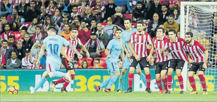  ?? FOTO: JUAN ECHEVERRÍA ?? Una auténtica pesadilla Messi, en la imagen a punto de lanzar una falta al final del choque, fue la principal amenaza del conjunto blaugrana y de sus botas nacieron las principale­s jugadas de peligro ante la meta de Kepa