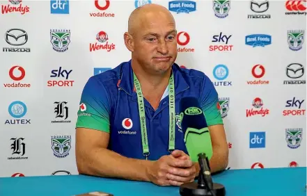  ?? PHOTOSPORT ?? Warriors coach Nathan Brown was again left to defend the indefensib­le when asked about the team’s abject 29-10 loss to the 12-man Cronulla Sharks on Sunday.