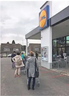  ?? RP-FOTOS (3): BUSCHKAMP ?? Wie sieht der neue Lidl-Markt in Waldniel aus? Das wollen gestern viele Kunden wissen. Sie warteten geduldig, bis sie eingelasse­n wurden.