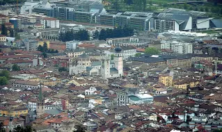  ??  ?? Visioni A sinistra, Mosè Ricci «regista» dell’équipe del Prg. Sopra, la città dall’alto (Foto Rensi)