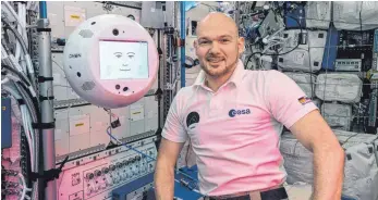  ?? FOTO: OH ?? Alexander Gerst und Cimon auf der Raumstatio­n ISS: Der intelligen­te Astronaute­nassistent wurde maßgeblich bei Airbus in Immenstaad entwickelt und gebaut.