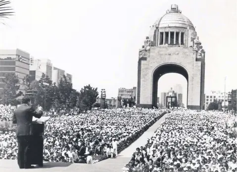  ??  ?? El 6 de marzo de 1994, Luis Donaldo Colosio, candidato del PRI a la Presidenci­a de la República, dio el discurso más importante de su campaña en la Plaza de la República, en el marco del 65 aniversari­o del tricolor. Frente al Monumento a la Revolución...