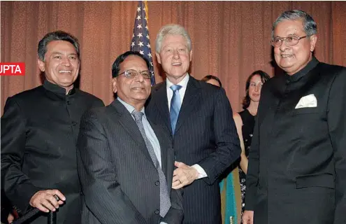  ?? MOHAMMED JAFFER/ SNAPSINDIA ?? ( FROM LEFT) GUPTA, ANJI REDDY, BILL CLINTON
AND VICTOR MENEZES IN NEWYORK IN 2009