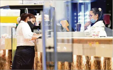  ??  ?? MUJERES. Proyecto establece discrimina­ción positiva al dar un subsidio mayor a las empresas que contraten mujeres de hasta 29 años