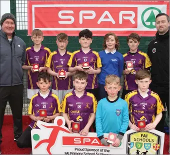  ??  ?? Scoil Ursula NS, winners of the Boys’ ‘B’ final with Tony Gallagher, Manager, Scoil Ursula and Darragh Healy (FAI).