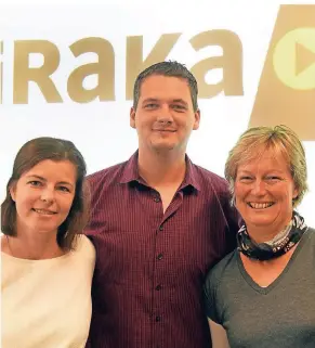  ?? FOTO: LINDEKAMP ?? Die Lehrer Laura Hermsen, Marco Nadorp und Bettina Schulte (von links) fahren mit drei Kindern zum WDR-Studio nach Köln.