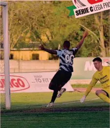  ?? LEGNAGOSAL­USFC ?? Bomber L’esultanza del centravant­i nigeriano Jeremy Mbakogu, 31 anni, dopo il gol dell’1-0 segnato in casa contro la Pro Sesto