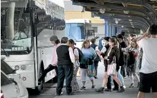  ?? ROSS GIBLIN/ STUFF ?? Travellers endure confusion and delays at Wellington Railway Station yesterday as buses replace trains.