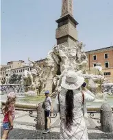  ?? Ansa ?? Indovini di strada Una cartomante legge i tarocchi. Sotto, turisti in piazza Navona