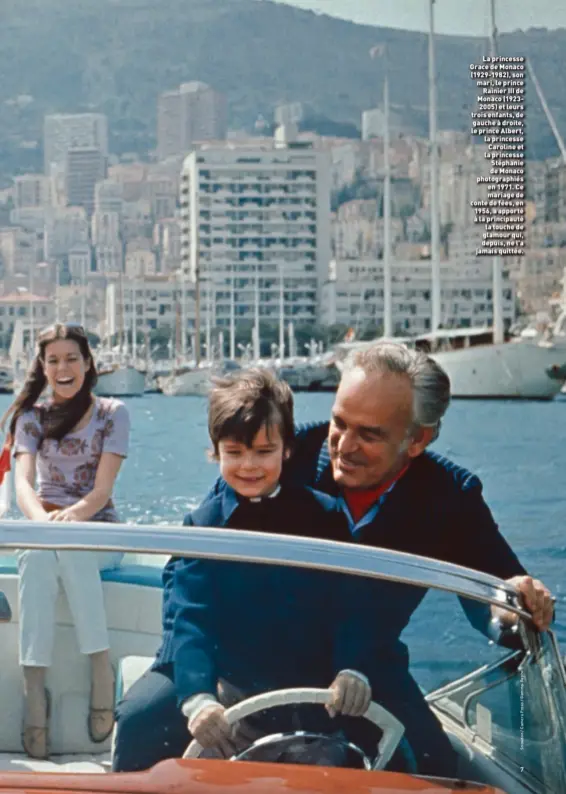  ??  ?? La princesse Grace de Monaco (1929-1982), son mari, le prince Rainier III de Monaco (19232005) et leurs trois enfants, de gauche à droite, le prince Albert, la princesse Caroline et la princesse Stéphanie de Monaco photograph­iés en 1971. Ce mariage de conte de fées, en 1956, a apporté à la principaut­é la touche de glamour qui, depuis, ne l'a jamais quittée.