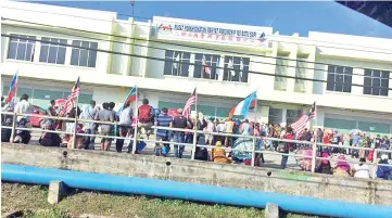  ??  ?? The people lining up in front of the Batu Sapi parliament­ary office at Taman Vesta in Sandakan were not there to apply for MyKad as claimed by some quarters.