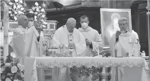  ??  ?? Papa presidiu a missa na igreja do Espírito Santo, em Sassia, junto à Praça de São Pedro, na Festa da Divina Misericórd­ia.