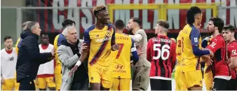  ?? FABIO ROSSI/AS ROMA ?? TURUN TANGAN: Jose Mourinho menenangka­n Tammy Abraham yang terlibat friksi dengan pemain AC Milan di San Siro kemarin (7/1).