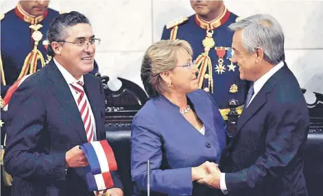  ??  ?? ► Bachelet y Piñera el 11 de marzo de 2010, durante el traspaso de mando.