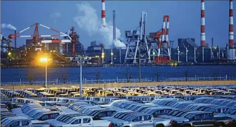  ??  ?? Handelsgut Auto: Toyota-fahrzeuge stehen im Hafen von Nagoya in Japan zur Verschiffu­ng bereit. Foto: Getty Images