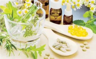  ??  ?? La medicina naturopáti­ca incluye estudios en homeopatía, farmacolog­ía, medicina tradiciona­l china y ayurvédica, herbología y nutrición clínica, entre otros.