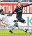  ?? FOTO: DPA ?? Auch Kasim Adams (li.) konnte Ante Rebic und Co nicht stoppen.