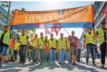  ?? FOTO: DIETZE/DPA ?? Noch vor wenigen Tagen demonstrie­rten zahlreiche Mitarbeite­r von Neue Halberg Guss in Saarbrücke­n für den Erhalt ihrer Arbeitplät­ze. Jetzt sollen 400 von ihnen vorzeitig gehen.