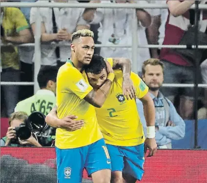  ??  ?? Neymar abraza a Thiago Silva que ante Serbia se convirtió en protagonis­ta no solo por su trabajo en defensa, también por su gol de estrategia