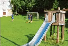  ?? Foto: Stefanie Brand ?? Die Heimpersdo­rfer äußerten nur einen Wunsch: Sie wünschen sich ein neues Spiel gerät für den Spielplatz.