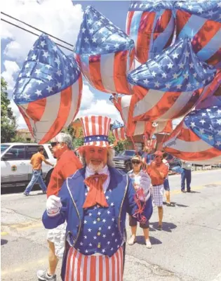  ?? CONTRIBUTE­D PHOTO ?? Uncle Sam greets fans at the depot in Summervill­e, Ga.