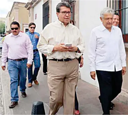  ??  ?? UNIDAD. Ricardo Monreal y Andrés Manuel López Obrador firmaron su “Acuerdo Político de Unidad”, ayer en Aguascalie­ntes.