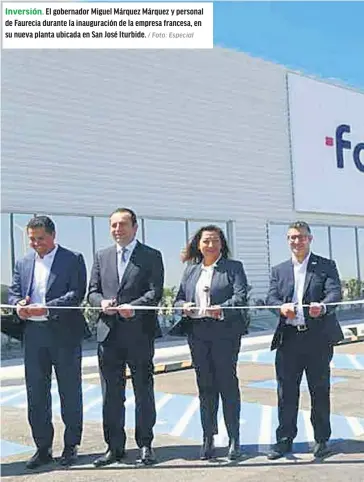  ?? / Foto: Especial ?? Inversión. El gobernador Miguel Márquez Márquez y personal de Faurecia durante la inauguraci­ón de la empresa francesa, en su nueva planta ubicada en San José Iturbide.