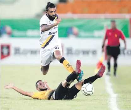  ?? CORTESÍA FEDOFUTBOL ?? El partido entre Moca y Pantoja se caracteriz­ó por la intensidad de ambos oncenos. Fue el segundo empate para los visitantes.