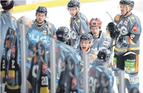  ?? FOTO: FELIX KÄSTLE ?? Mit einem kleinen Kader zeigten die Ravensburg Towerstars im Heimspiel gegen die Kassel Huskies ein ganz starkes Spiel. Im Vordergrun­d hängen die Trikots der neun verletzten Profis.