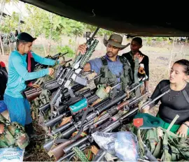  ?? FOTO ?? Guerriller­os del frente 48 de las Farc, en Putumayo, registraro­n sus armas antes de ingresar a una Zona Veredal.