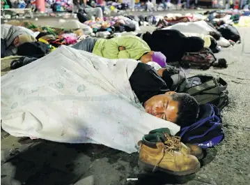  ?? MOISES CASTILLO/THE ASSOCIATED PRESS ?? Honduran migrants hoping to reach the U.S. sleep in a public plaza in the Mexican city of Tapachula on Monday.