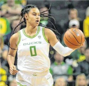  ?? FOTO: ERIC EVANS/DPA ?? Noch hat Satou Sabally, hier im Trikot ihrer Unimannsch­aft Oregon Ducks, keinen Korb in der Profiliga WNBA geworfen – dennoch steht die Deutsche schon im Rampenlich­t.