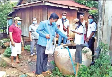  ?? FB ?? Officials in Ratanakkir­i province apply abate larvicide around homes to prevent dengue and malaria in Banlung town in 2021.