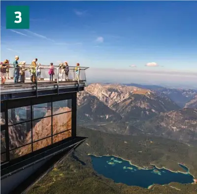  ?? ?? På bjerget Zugspitze kan man bevaege sig ud over afgrunden i udsigtspla­tformen, der klynger sig til klippeside­n. Foto: Getty Images