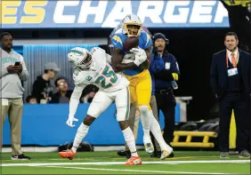  ?? KYUSUNG GONG / ASSOCIATED PRESS ?? Los Angeles Chargers wide receiver Mike Williams catches a pass over Miami Dolphins cornerback Xavien Howard on Sunday in Inglewood, Calif.