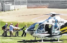  ?? AFP ?? Rushdie 2 fue atendido por un médico que se encontraba entre los asistentes al evento y después fue trasladado en helicópter­o a un hospital con heridas en el cuello y el abdomen.