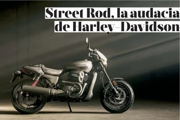  ??  ?? Lo más notable del chasís: el ángulo de dirección de 27 grados y el avance de 9.4 cm, cifras nunca antes vistas en una Harley-Davidson y que hacen que la moto se sienta inusualmen­te viva.