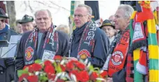  ?? FOTO: DPA ?? FC Bayern-Vereinsprä­sident Uli Hoeneß (links) und Vorstandsc­hef KarlHeinz Rummenigge am Dienstag am Manchester­platz in München.