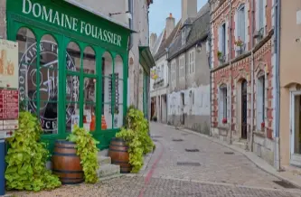  ??  ?? La rue Saintjean relie l’animée Nouvelle Place à la place du Beffroi où le beffroi du xvie siècle sert de clocher à l’église Notre-dame.