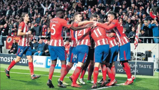  ??  ?? FELICIDAD. Los jugadores del Atlético celebran el primer gol rojiblanco marcado por Griezmann.