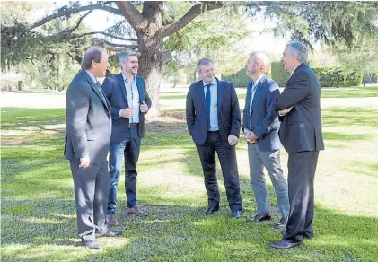  ??  ?? En Olivos. Sanz, Peña, Monzó, Frigerio y Morales, el miércoles, en el primer encuentro de la mesa política.